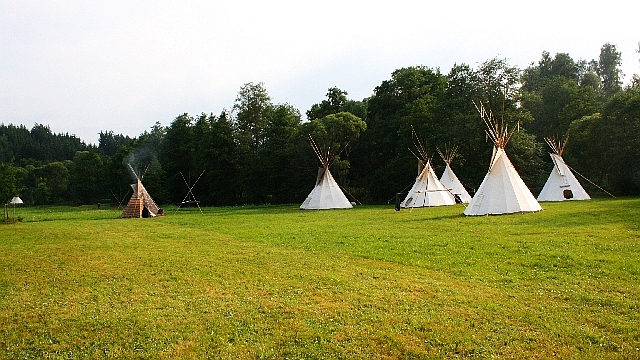 Letní stanový tábor "na zelené louce" (ilustrační foto LLM)