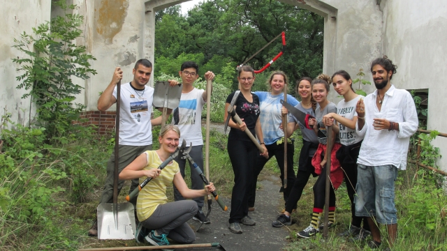 INEX-SDA pomáhá prostřednictvím dobrovolnických projektů (Workcamp ve Šternberku, foto Mirka Brožová)