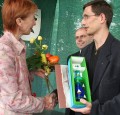 Eva Bartoňová (MŠMT) gratuluje Janu Burdovi.