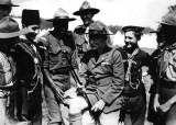 Zakladatel skautingu Robert Baden-Powell mezi skauty různých národností na jednom z prvních jamboree