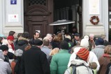 Před domem, kde sídlí Výbor dobré vůle, se shromáždily desítky lidí. (Foto Jiří Majer)