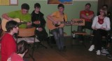 Regionální vzájemná výměna zkušeností v Pacově - Jam session (zleva Romča, Zbynda s kytarou, Vojta a Suky s kytarou, všichni ze ŽTJ)