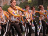 Pódiové vystoupení taneční skupiny na plzeňské Bambiriádě 2010 (Foto archiv Bambiriády)