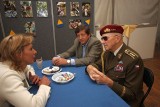 Generál Tomáš Sedláček v rozmluvě s projektovou manažerkou Bambiriády Blankou Liškovou (foto Radka Páleníková, 2008)