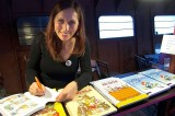 Spisovatelka Klára Smolíková během autogramiády knížky Vynálezce Alva (foto Hanina Veselá)