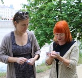 Karolína Puttová s herečkou Bárou Štěpánovou, která si na snímku pročítá svůj příběh určený pro jednu ze "sametových" kešek (foto Jiří Majer)