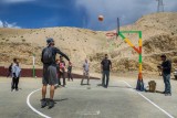 Dvanáctý ročník prázdninového dobrovolnictví v Malém Tibetu měl nejvíce dobrovolníků v historii - nové basketbalové hřiště (Brontosauři v Himálaji, foto Katka Pruskova)
