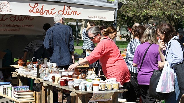 Dobročinný bazar Letního domu se na pražském