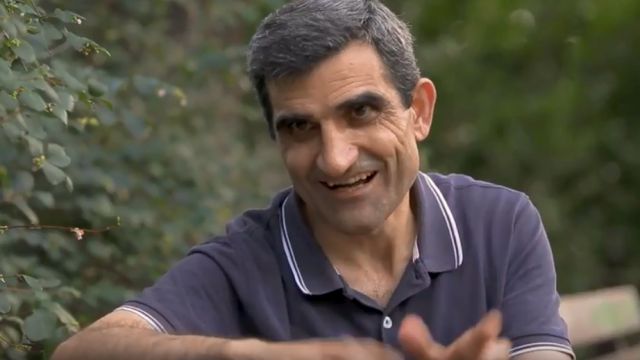 Ghassan ze Sýrie pomáhá studentům cizincům s matematikou