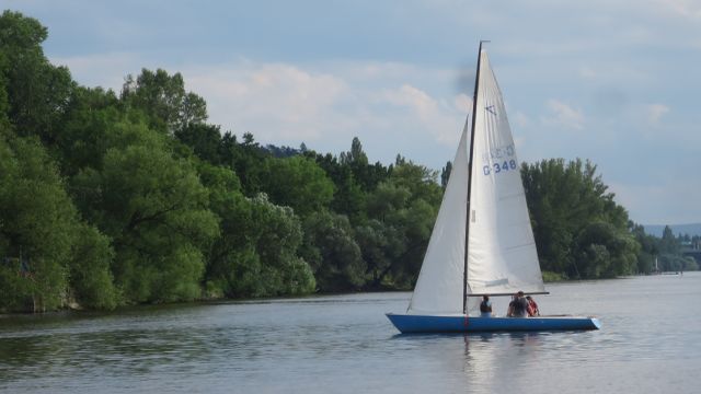 Vodáci na malé plachetnici (ilustrační foto Michala K. Rocmanová)