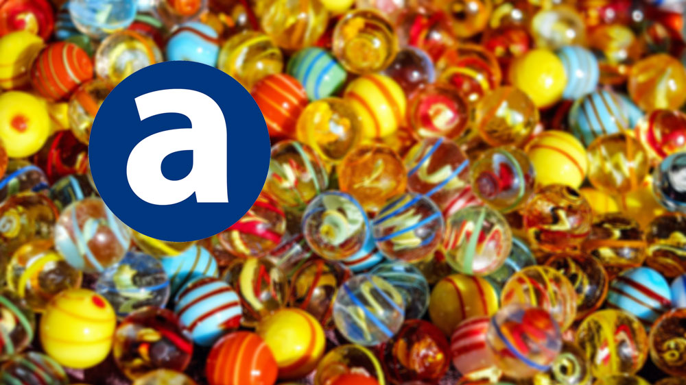 Kuličky s logem ADAM.cz (původní foto Couleur z Pixabay)