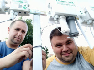 Ukrajinští kolegové instalují monitorovací stanice.