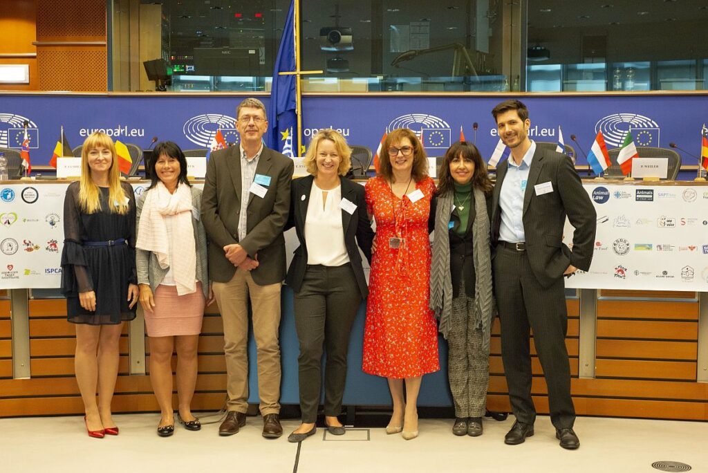 Sedm členů občanského výboru evropské občanské iniciativy Konec doby klecové (zleva doprava): Malgorzata Szadkowska, Romana Šonková, Geert Laugs, Léopoldine Charbonneaux, Olga Kikou, Annamaria Pisapia a Mahi Klosterhalfen (foto CIWF)