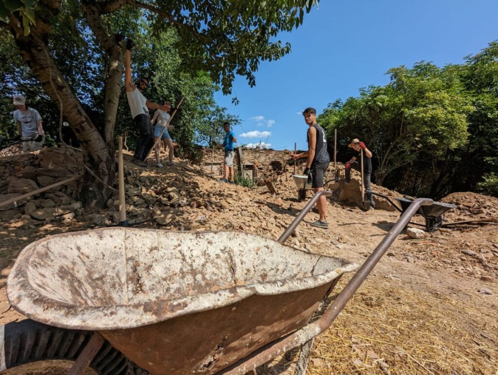 Cílem projektu je zpřístupnit rozsáhlé farní zahrady veřejnosti (foto INEX, 2023)