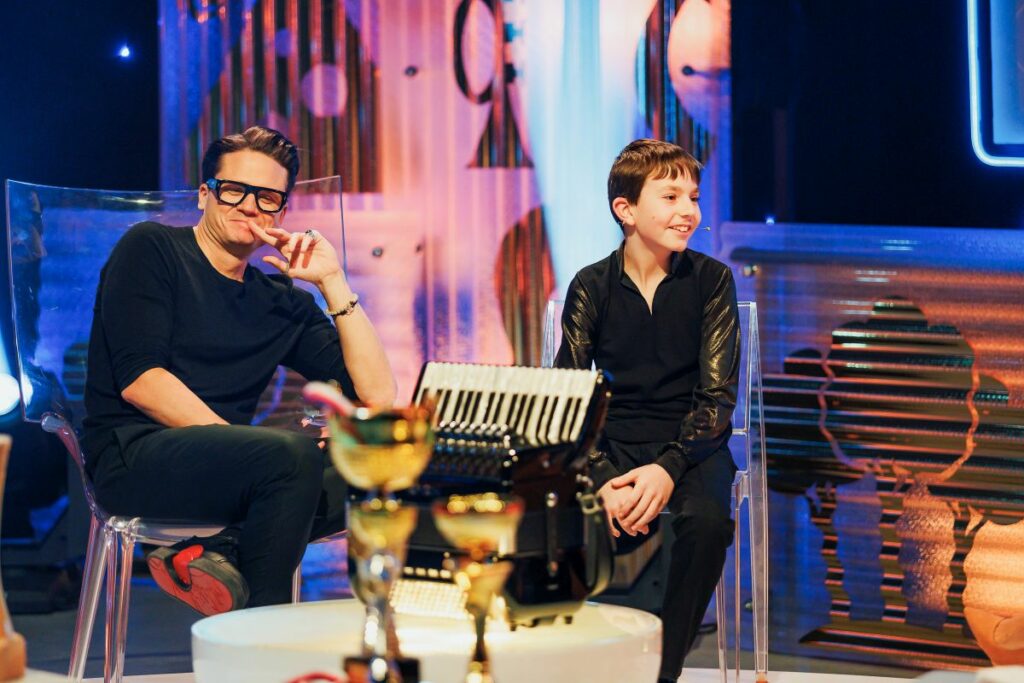 Patron Zlatého oříšku 2023 hudebník a herec Ondřej Gregor Brzobohatý s Jaroslavem Pokutou, oceněným za hru na akordeon (foto archiv Zlatého oříšku)