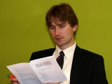 Ředitel Odboru pro mládež MŠMT Michal Urban si pročítá výtah z dokumentu P.A.V.E. (foto Jiří Majer) 