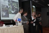 Ze závěrečné konference projektu Klíče pro život - výsledky soutěže Brána k druhým moderoval herec Petr Vacek (foto Martin Krupa)