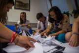 Čeští skauti a skautky před odletem na 23. světové skautské jamboree do Japonska skládali papírové jeřáby