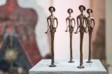 Ceny pro vítěze - sošky od sochaře Františka Skály (Cena ViaBona 2017, foto Anna Šolcová)