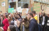 Středoškoláci znovu demonstrují za klima (3. května 2019 Praha, foto Michala K. Rocmanová)