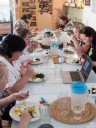 Workshop Zažij BIO všemi smysly ukazuje kuchařkám ze školních jídelen, proč zařadit biopotraviny do jídelníčku (foto ČTPEZ)